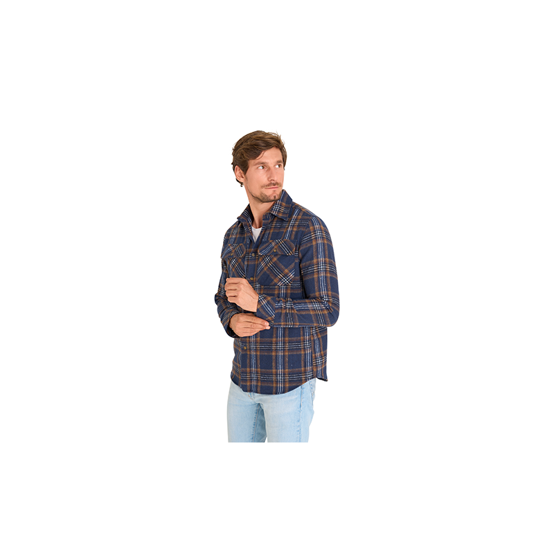 Het model draagt het Mario Russo Overshirt in donkerblauw.