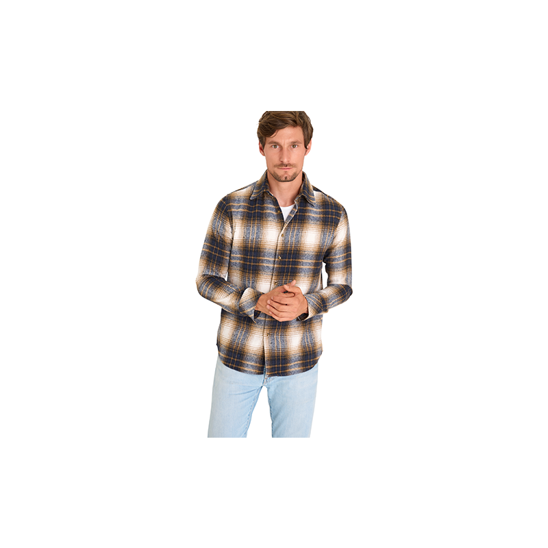 Het model draagt het Mario Russo Overshirt in bruin.