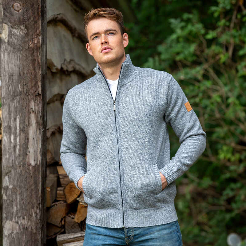 Het MGO Fleece Cardigan met Rits is een modieus vest, welke ideaal is voor buitenactiviteiten. 