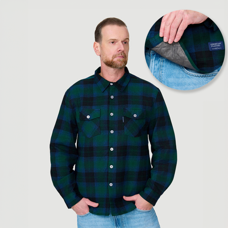 Man draagt een American Flannel heren flanellen overhemd, sherpa gevoerd shirt in groen-blauw, recht van voren gezien. Man draagt een American Flannel heren flanellen overhemd, sherpa gevoerd shirt in groen-blauw, recht van voren gezien.
