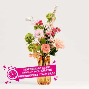 Zijden bloemenboeket SS.46 met pastelkleuren in een amberkleurige glazen vaas op een lichte achtergrond.