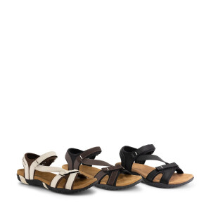 Travelin&rsquo; Hasle sandalen in zwart, bruin en beige naast elkaar op witte achtergrond met focus op comfort en veelzijdigheid.